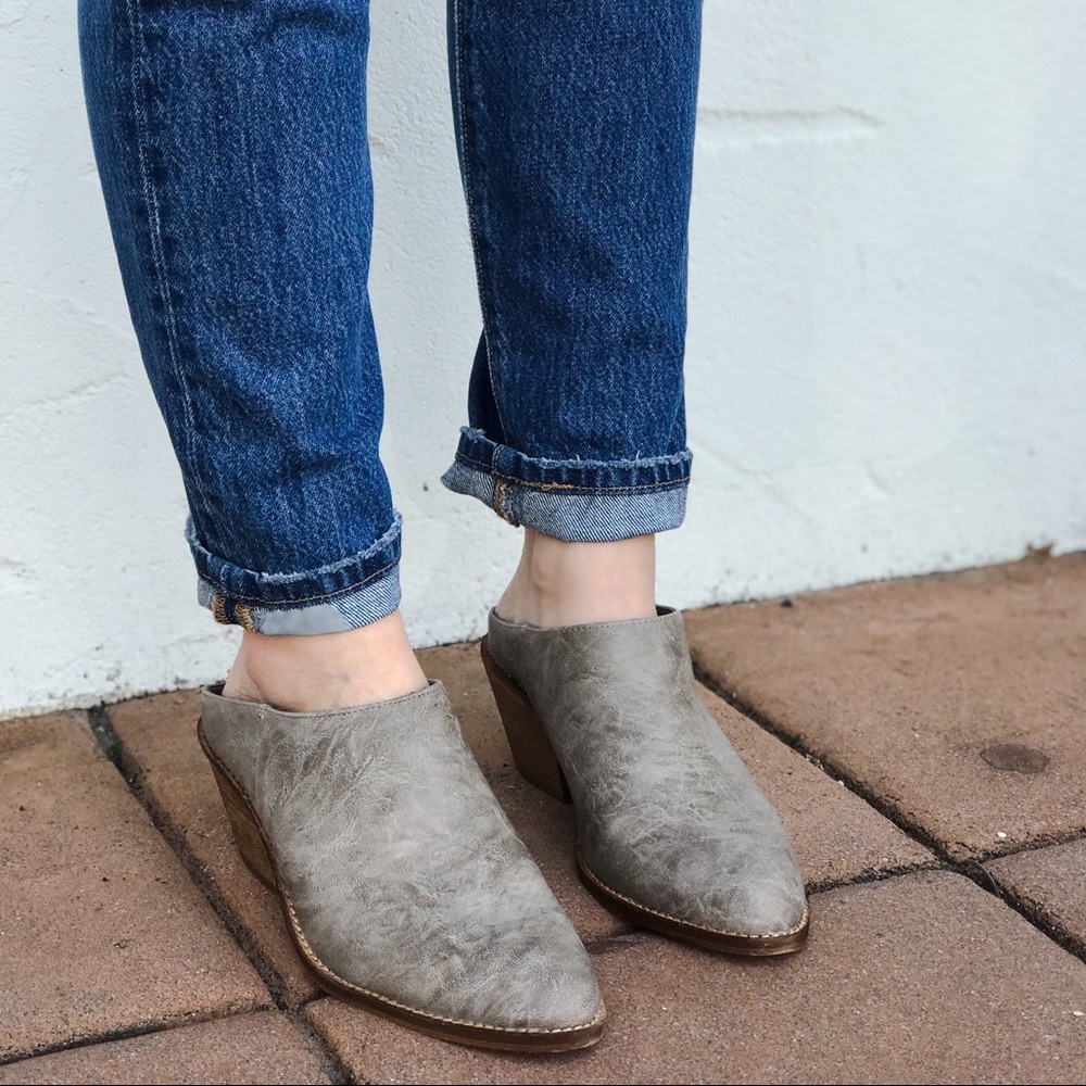 The CANYON Stacked Heel Mule in Grey